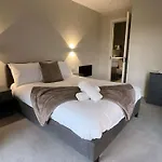 Spacious 2 Bed Modern Apartment
